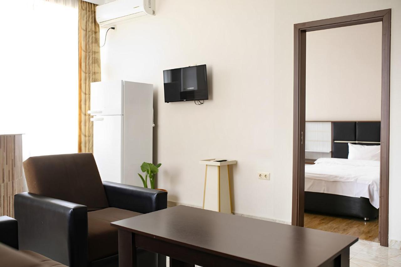Apartments 37B Batoemi Buitenkant foto